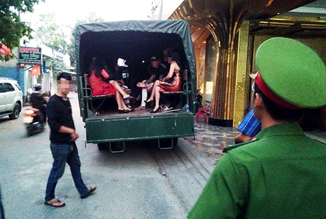 Hàng chục nam nữ phê ma túy trong quán karaoke ở Đồng Nai