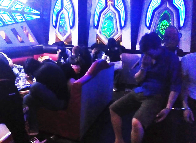 Hàng chục nam nữ phê ma túy trong quán karaoke ở Đồng Nai