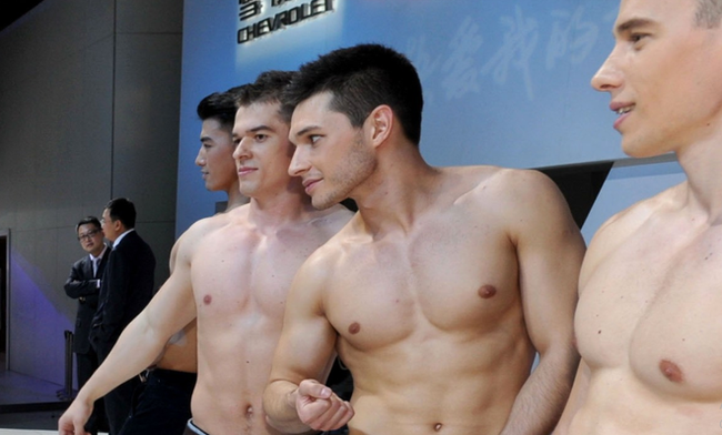 Chuyện mẫu Tây hành nghề chui ở Trung Quốc: Dễ kiếm tiền nhưng phải chấp nhận cởi