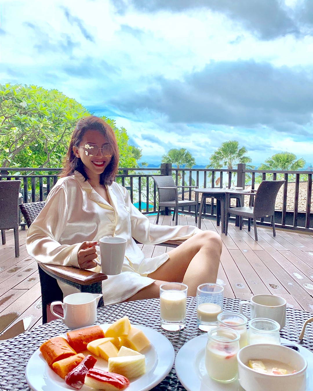 Diệp Lâm Anh đăng ảnh tất niên cùng hội bạn dì nhưng dân mạng lại chỉ chú ý đến cặp đôi Minh Triệu - Kỳ Duyên