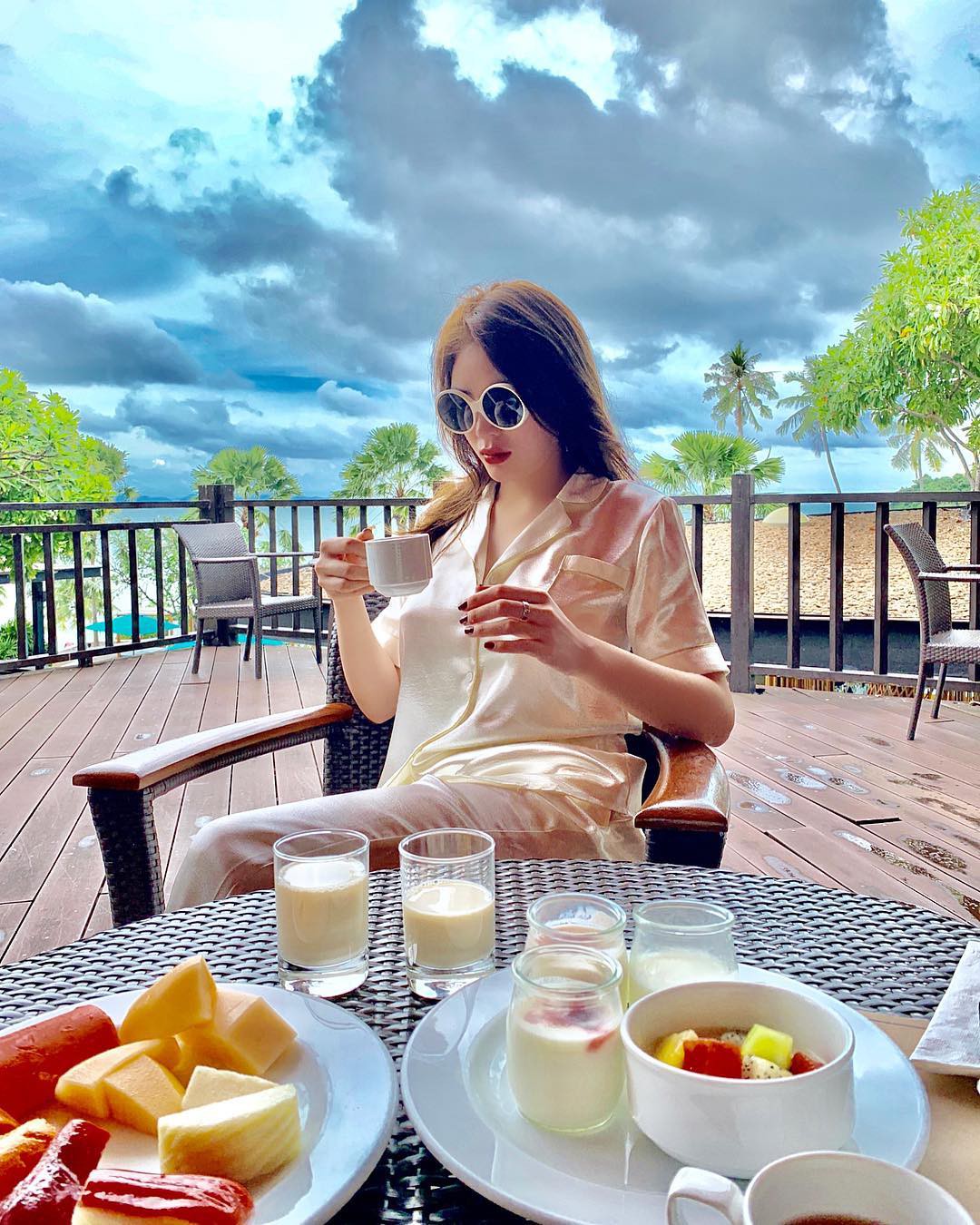 Diệp Lâm Anh đăng ảnh tất niên cùng hội bạn dì nhưng dân mạng lại chỉ chú ý đến cặp đôi Minh Triệu - Kỳ Duyên