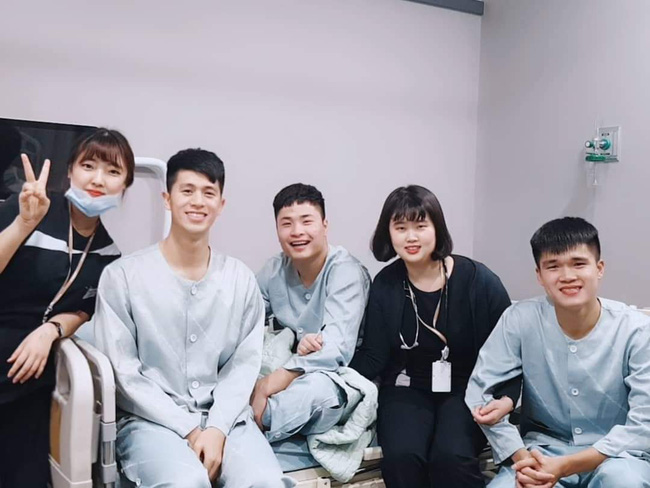 Vừa thương, vừa buồn cười hình ảnh bát mỳ chân giò của Đình Trọng, Xuân Hưng