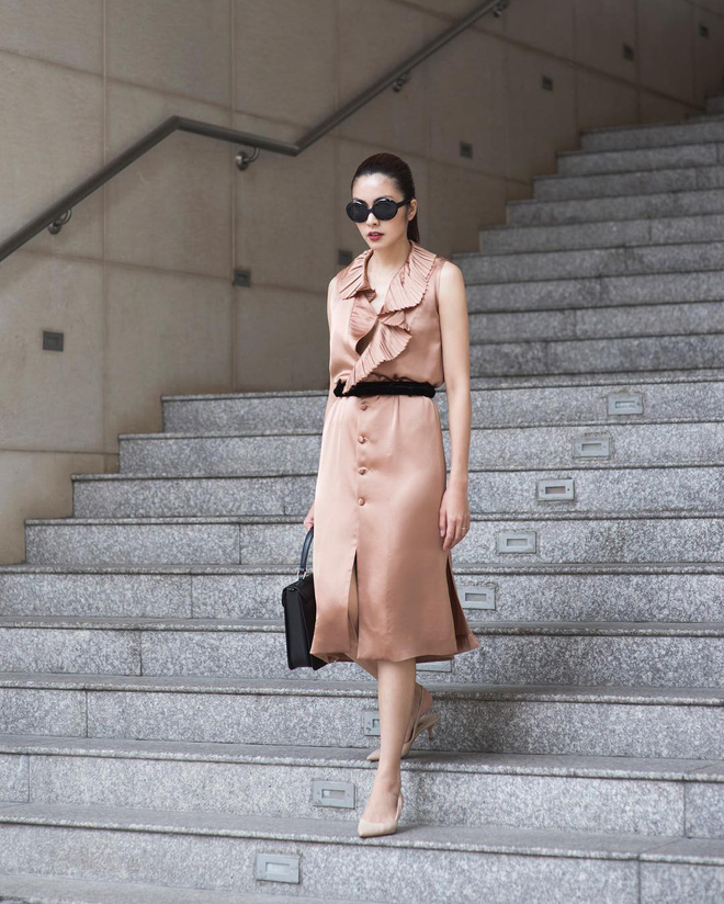 Vu vơ ngắm Hà Tăng diện váy xẻ tà xinh ngất, các nàng lại học thêm được cách kéo chân dài miên man tuyệt hay