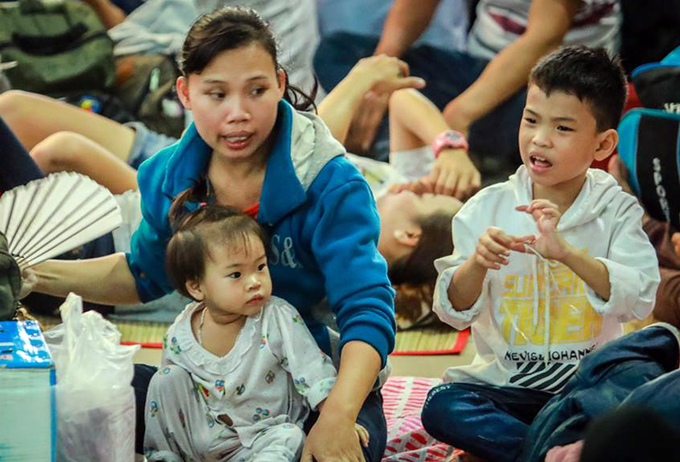 Hàng nghìn người về Tết vạ vật ở ga Sài Gòn vì tàu trật bánh