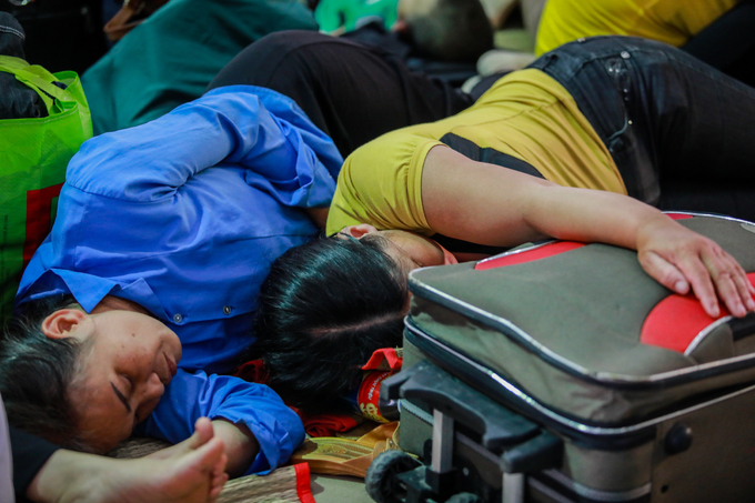 Hàng nghìn người về Tết vạ vật ở ga Sài Gòn vì tàu trật bánh