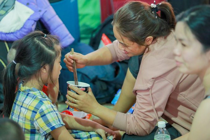 Hàng nghìn người về Tết vạ vật ở ga Sài Gòn vì tàu trật bánh