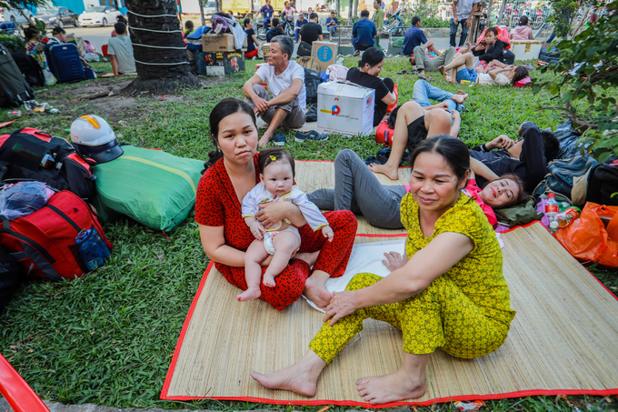 Hàng nghìn người về Tết vạ vật ở ga Sài Gòn vì tàu trật bánh