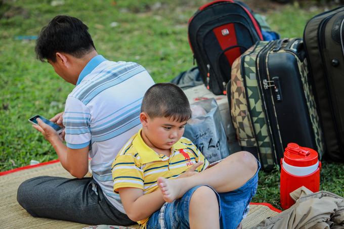 Hàng nghìn người về Tết vạ vật ở ga Sài Gòn vì tàu trật bánh