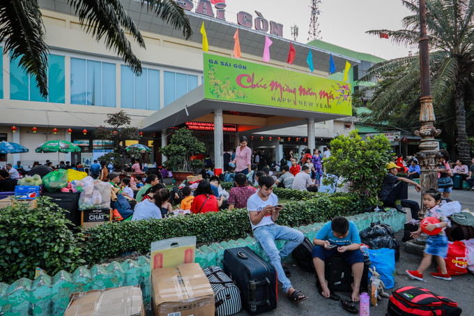 Hàng nghìn người về Tết vạ vật ở ga Sài Gòn vì tàu trật bánh