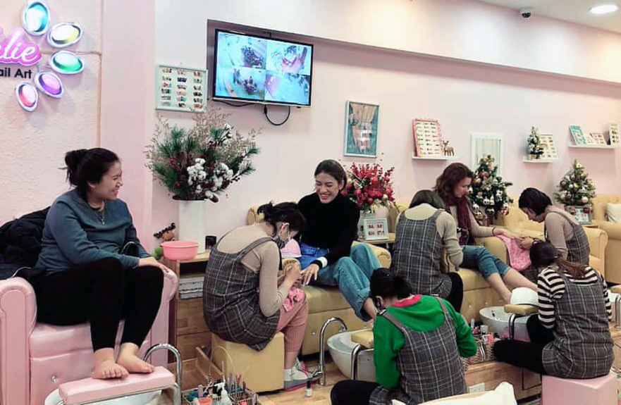 Làm móng, vuốt mi... Xếp hàng tận hưởng, còng lưng thu tiền Tết