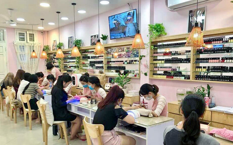 Làm móng, vuốt mi... Xếp hàng tận hưởng, còng lưng thu tiền Tết