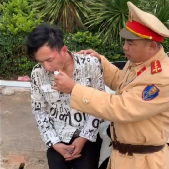 Tài xế phê ma túy, tông thẳng vào CSGT