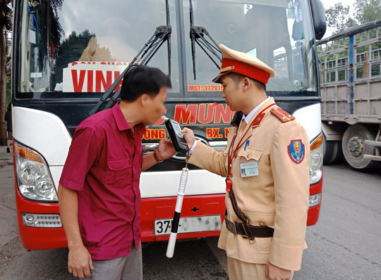 Bị phát hiện sử dụng ma túy, tài xế xe tải nói không biết tại sao em lại hút