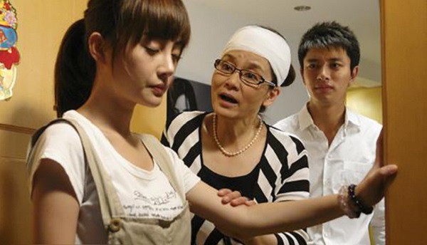 Tăng ca Tết vất vả, về bị mẹ chồng phần cơm thừa canh cặn, con dâu bê mâm cơm ra sau nhà rồi tuyên bố...