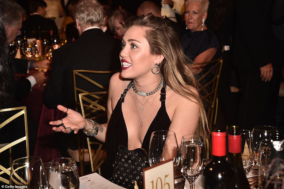 Miley Cyrus lần đầu xuất hiện cùng chồng sau lễ cưới bí mật