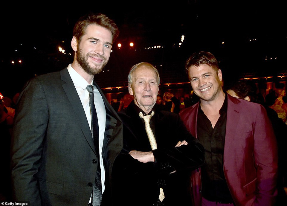 Miley Cyrus lần đầu xuất hiện cùng chồng sau lễ cưới bí mật