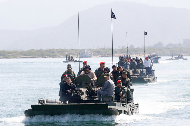 TT Maduro ngồi xe thiết giáp, thị sát tập trận giữa căng thẳng