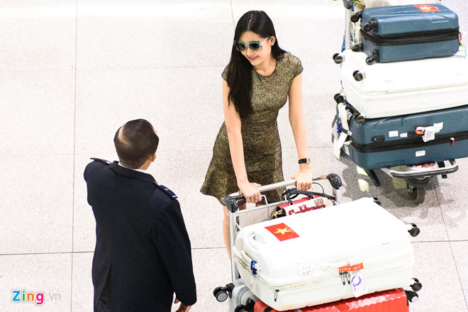 Ngân Anh từ chối chụp ảnh, đi thẳng ra xe khi về đến Việt Nam