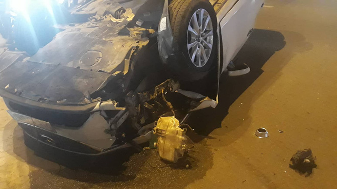 Tài xế nghi say xỉn sau tiệc cuối năm, lái ô tô lộn vòng rồi phơi bụng ngay đèn đỏ ở Sài Gòn