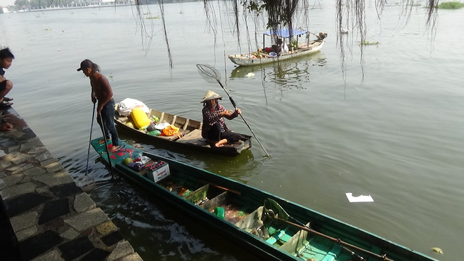 Cận cảnh đội quân ngang nhiên chích điện, bắt cá phóng sinh ngay trước mặt người thả