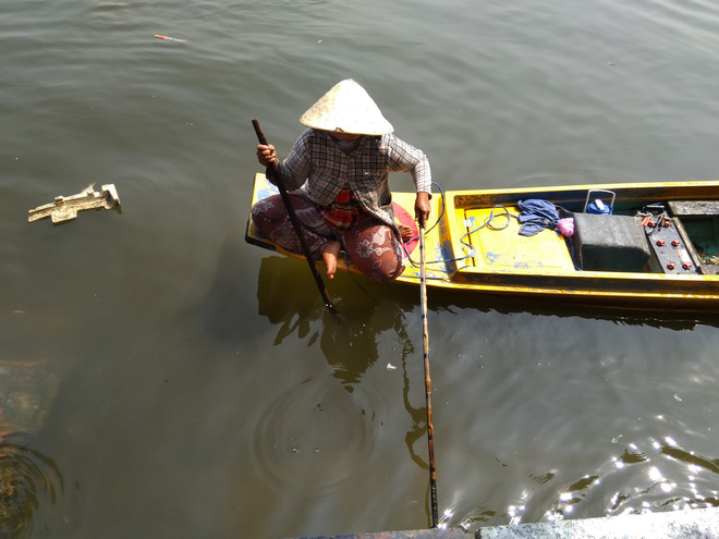 Cận cảnh đội quân ngang nhiên chích điện, bắt cá phóng sinh ngay trước mặt người thả