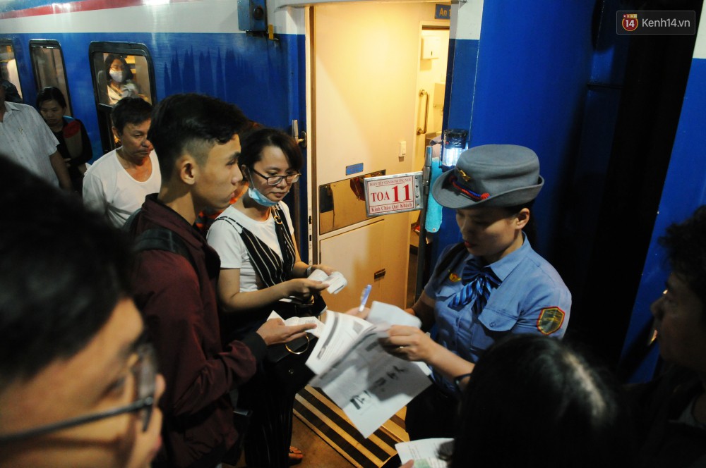 Hàng ngàn người trắng đêm ở ga Sài Gòn, mệt mỏi nằm la liệt chờ tàu về quê đón Tết