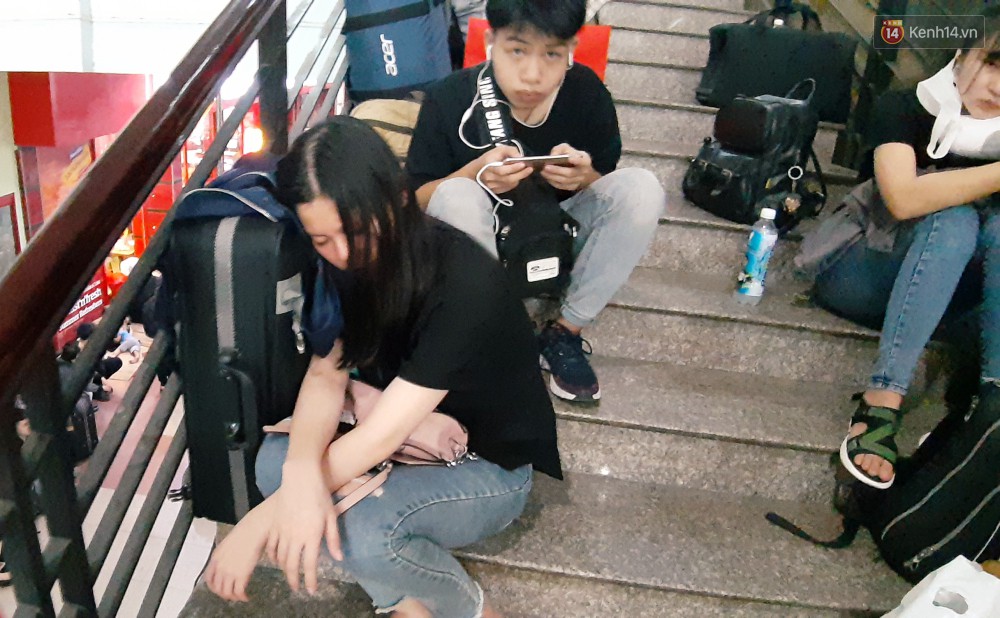 Hàng ngàn người trắng đêm ở ga Sài Gòn, mệt mỏi nằm la liệt chờ tàu về quê đón Tết