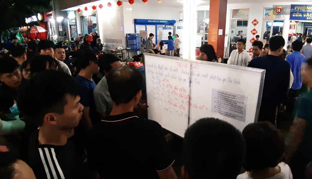 Hàng ngàn người trắng đêm ở ga Sài Gòn, mệt mỏi nằm la liệt chờ tàu về quê đón Tết