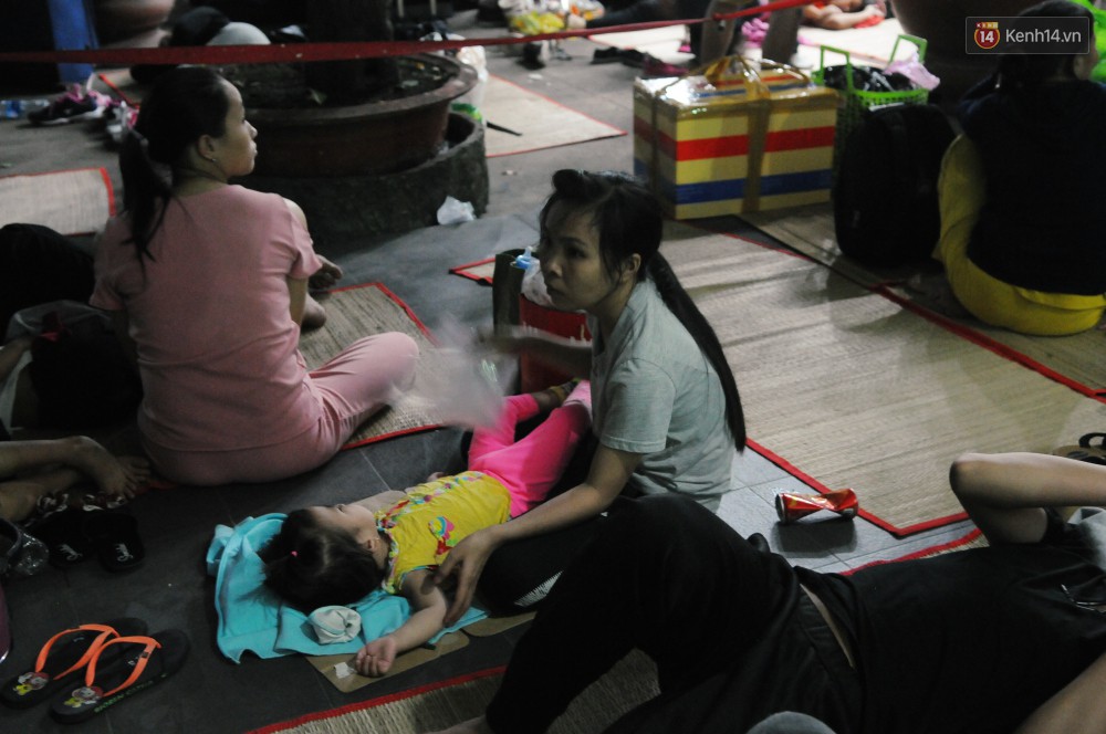 Hàng ngàn người trắng đêm ở ga Sài Gòn, mệt mỏi nằm la liệt chờ tàu về quê đón Tết