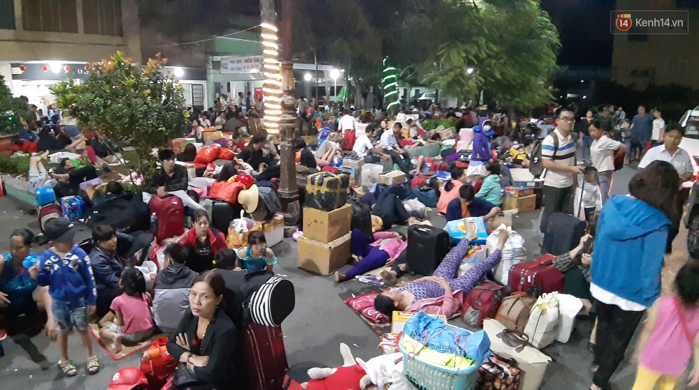 Hàng ngàn người trắng đêm ở ga Sài Gòn, mệt mỏi nằm la liệt chờ tàu về quê đón Tết