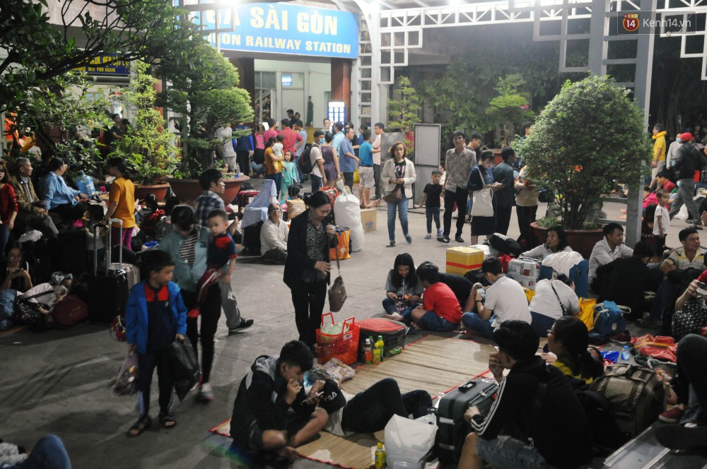 Hàng ngàn người trắng đêm ở ga Sài Gòn, mệt mỏi nằm la liệt chờ tàu về quê đón Tết