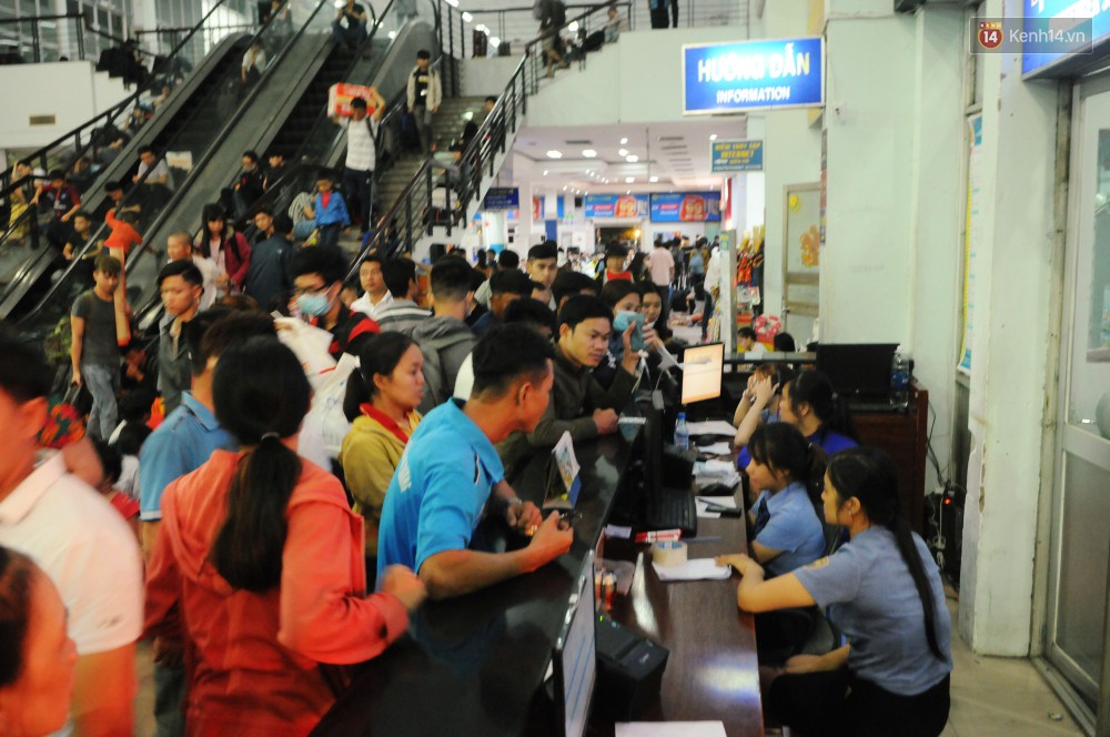 Hàng ngàn người trắng đêm ở ga Sài Gòn, mệt mỏi nằm la liệt chờ tàu về quê đón Tết