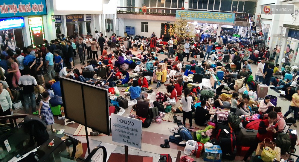 Hàng ngàn người trắng đêm ở ga Sài Gòn, mệt mỏi nằm la liệt chờ tàu về quê đón Tết