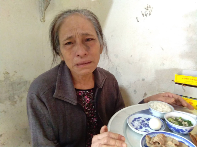 Chồng bị mù cả hai mắt, con trai duy nhất qua đời vì tai nạn giao thông, người phụ nữ chỉ biết chắp tay kêu trời