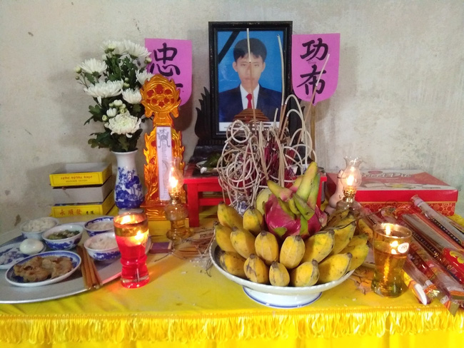 Chồng bị mù cả hai mắt, con trai duy nhất qua đời vì tai nạn giao thông, người phụ nữ chỉ biết chắp tay kêu trời