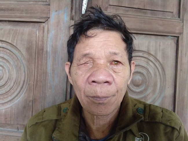 Chồng bị mù cả hai mắt, con trai duy nhất qua đời vì tai nạn giao thông, người phụ nữ chỉ biết chắp tay kêu trời