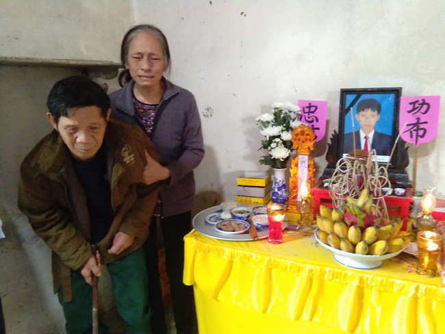 Chồng bị mù cả hai mắt, con trai duy nhất qua đời vì tai nạn giao thông, người phụ nữ chỉ biết chắp tay kêu trời