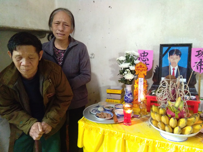 Chồng bị mù cả hai mắt, con trai duy nhất qua đời vì tai nạn giao thông, người phụ nữ chỉ biết chắp tay kêu trời