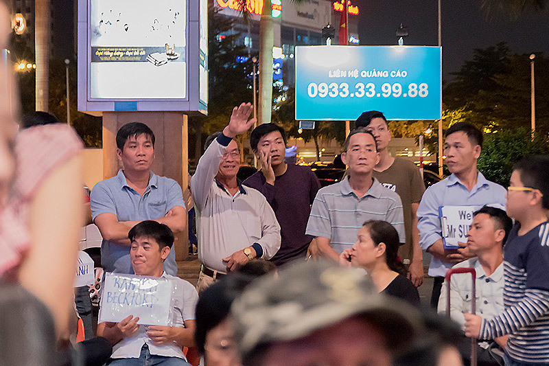 Nụ hôn nồng ấm, nước mắt tuôn rơi ngày đoàn viên ở sân bay