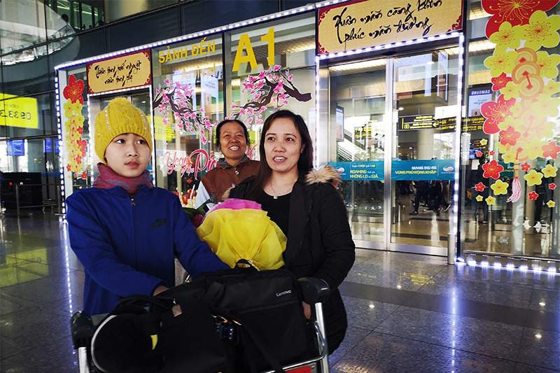 Nụ hôn nồng ấm, nước mắt tuôn rơi ngày đoàn viên ở sân bay