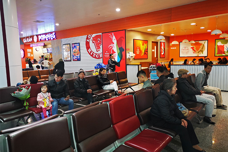 Nụ hôn nồng ấm, nước mắt tuôn rơi ngày đoàn viên ở sân bay