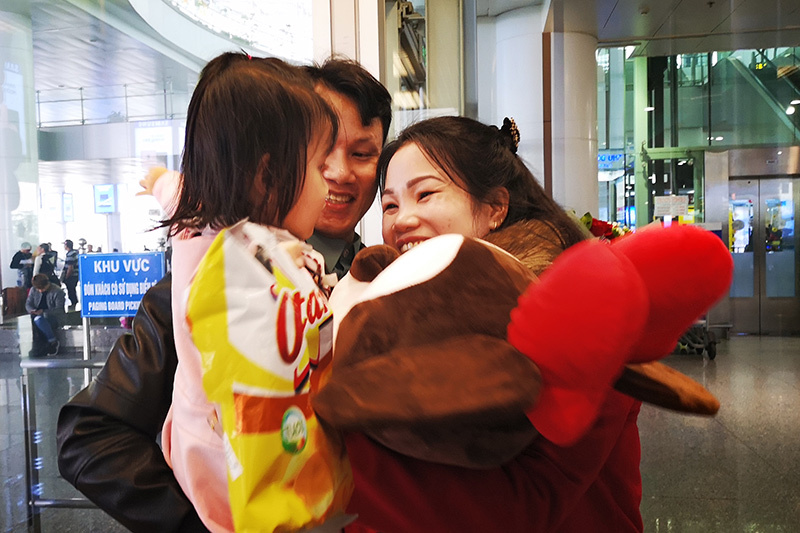 Nụ hôn nồng ấm, nước mắt tuôn rơi ngày đoàn viên ở sân bay