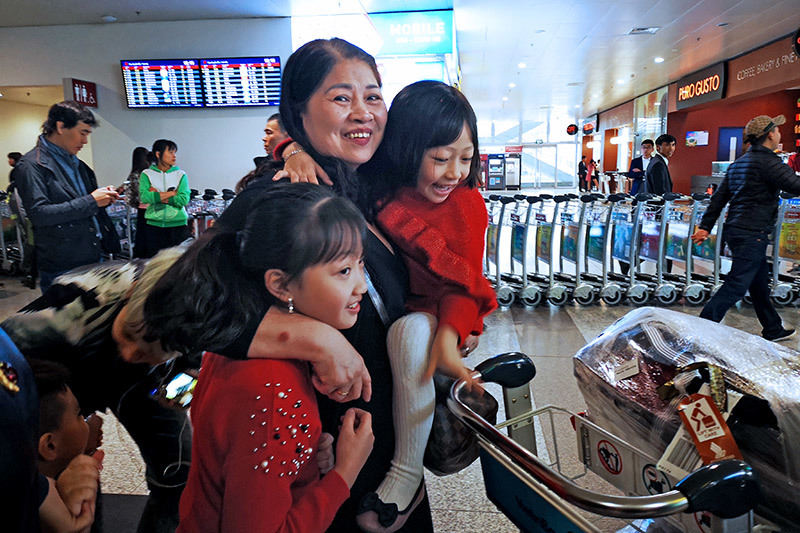 Nụ hôn nồng ấm, nước mắt tuôn rơi ngày đoàn viên ở sân bay Nụ hôn nồng ấm, nước mắt tuôn rơi ngày đoàn viên ở sân bay