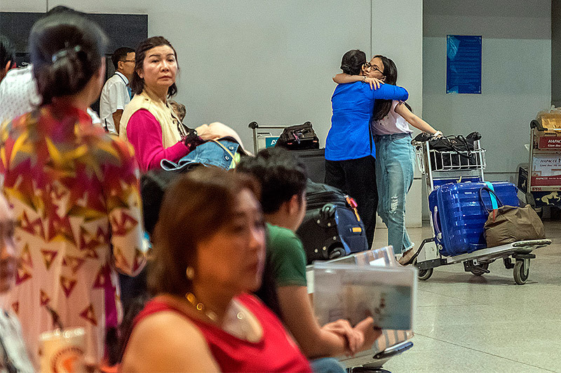 Nụ hôn nồng ấm, nước mắt tuôn rơi ngày đoàn viên ở sân bay Nụ hôn nồng ấm, nước mắt tuôn rơi ngày đoàn viên ở sân bay