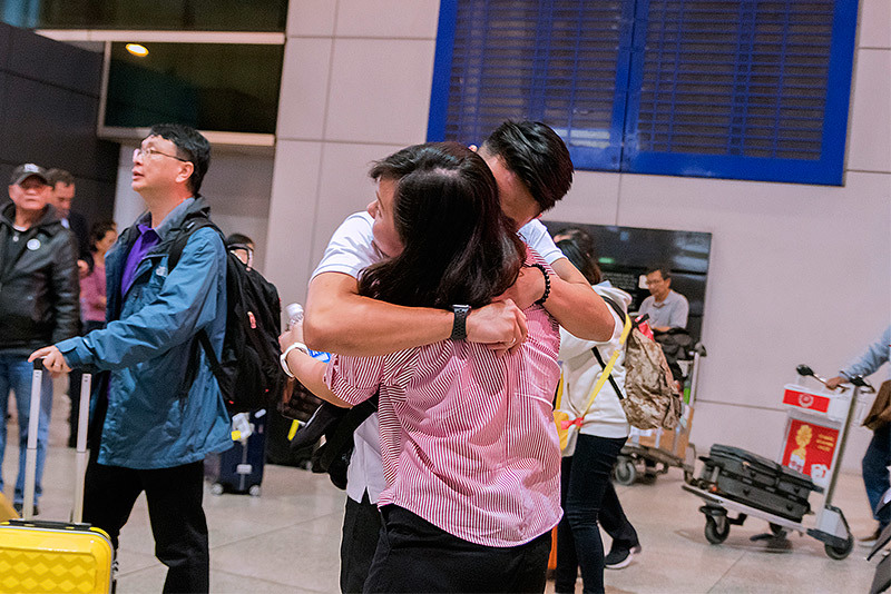 Nụ hôn nồng ấm, nước mắt tuôn rơi ngày đoàn viên ở sân bay Nụ hôn nồng ấm, nước mắt tuôn rơi ngày đoàn viên ở sân bay