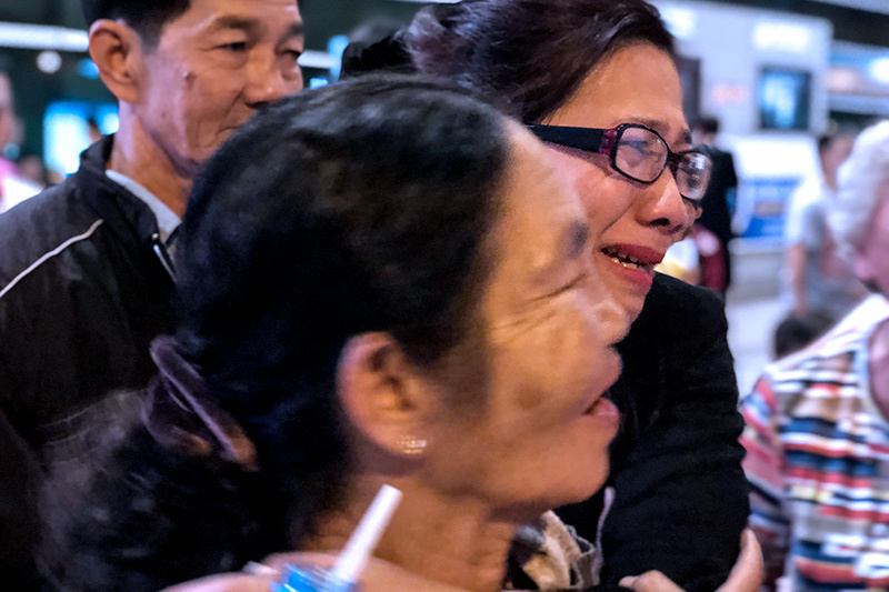 Nụ hôn nồng ấm, nước mắt tuôn rơi ngày đoàn viên ở sân bay