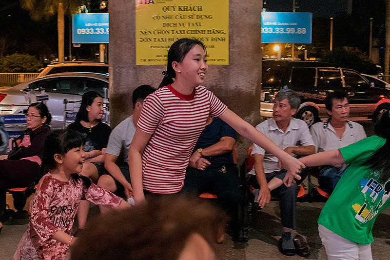 Nụ hôn nồng ấm, nước mắt tuôn rơi ngày đoàn viên ở sân bay Nụ hôn nồng ấm, nước mắt tuôn rơi ngày đoàn viên ở sân bay