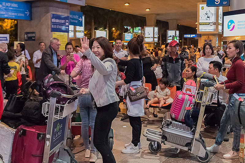 Nụ hôn nồng ấm, nước mắt tuôn rơi ngày đoàn viên ở sân bay