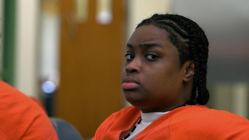 Đời sống tình dục điên rồ của tù nhân chuyển giới trong nhà tù Mỹ