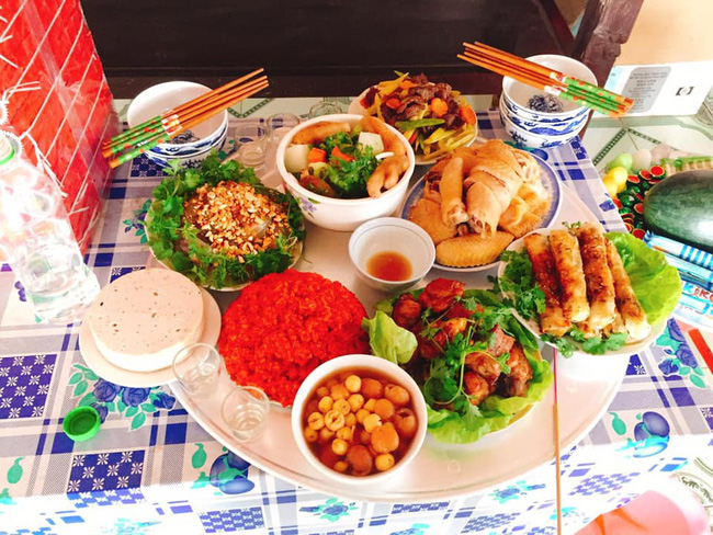 Lần đầu tự làm cỗ cúng ông Công ông Táo, mẹ trẻ gây bão mạng xã hội vì cúng trên bàn bếp Lần đầu tự làm cỗ cúng ông Công ông Táo, mẹ trẻ gây bão mạng xã hội vì cúng trên bàn bếp